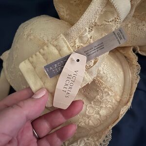 Victoria’s Secret NWT Bra 38DD